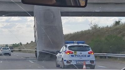 Камион с ремарке се удари в мост на автомагистрала Тракия посока