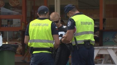 Двама мъже са арестувани след като обрали румънски турист в