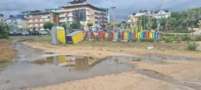 Улиците в Приморско са залети с фекални води след буря