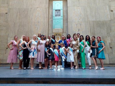 Красавици от цял свят прегърнаха кмета на Бургас