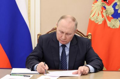 Президентът на Русия Владимир Путин подписа закон който забранява заплащането на стоки