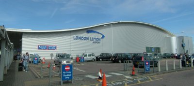 Писта на летище "Лутън" в Лондон се размекна от жегата