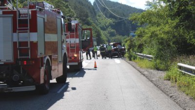 Верижна катастрофа с шест автомобила затруднява движението край Пловдив съобщава БНТ Пътният