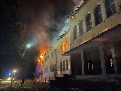 Часове преди да пламне училището в карловското село Васил Левски