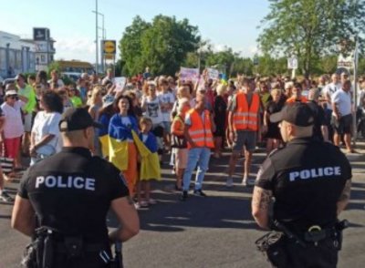 Хотелиери и украинци протестират за пари