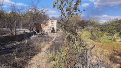 Четирима души са евакуирани заради пожара край Казанлък