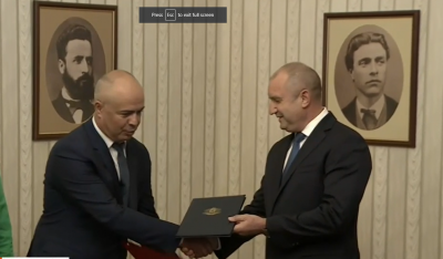 Президентът Румен Радев връчи третия мандат на БСП Важният документ