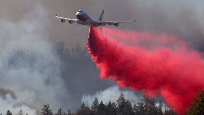Европейският съюз преговаря с производители за закупуване на противопожарни самолети