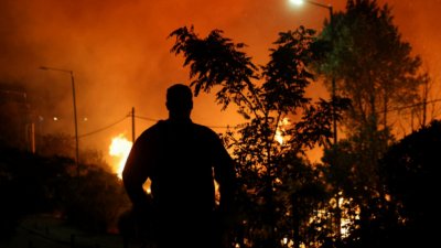 Пожарът в близост до Атина се разраства от силния вятър