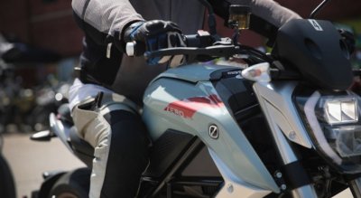 Непълнолетен моторист без книжка се опита да избяга от полицейска