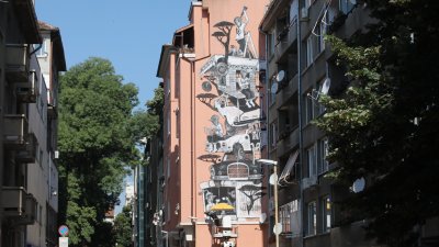 Белгийски художник изрисува уникален стенопис на сграда в София