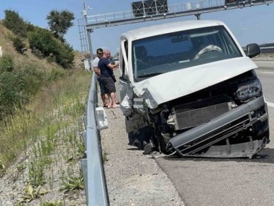 Румънски микробус блъсна спряла служебна кола на БГТОЛ на автомагистрала