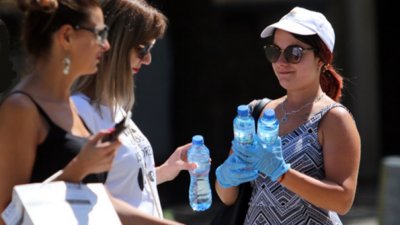 Екипите на Столичната община започнаха раздаване на вода заради високите