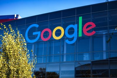 Технологичният гигант Гугъл съобщи че е уволнил старшия софтуерен инженер