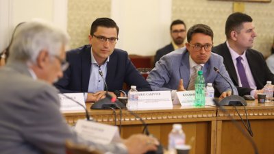 Премиерът Кирил Петков финансовият министър Асен Василев и министърът на