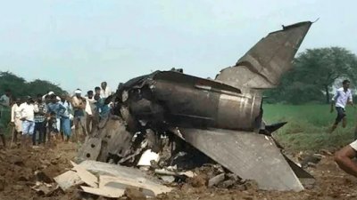 Двама пилоти загинаха в Индия след като изтребител от съветската ера
