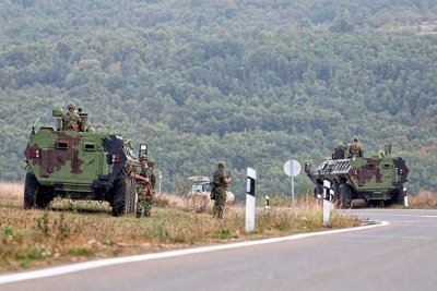 В Митровица Северно Косово са започнали въоръжени сблъсъци Жителите на