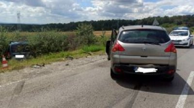 Два леки автомобила с плевенска и румънска регистрация се