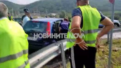 Камион удари лек автомобил по време на протеста на пътните строители в Благоевград В