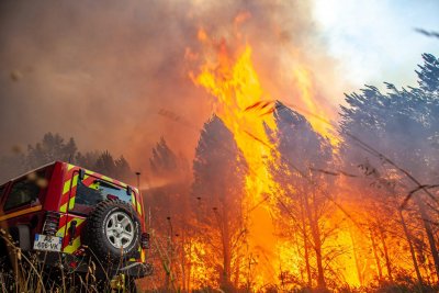 Нови пожари обхванаха в неделя Югоизточна Франция като изпепелиха 350 хектара
