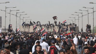 Хиляди привърженици на влиятелния иракски шиитски духовник Муктада Садр нахлуха