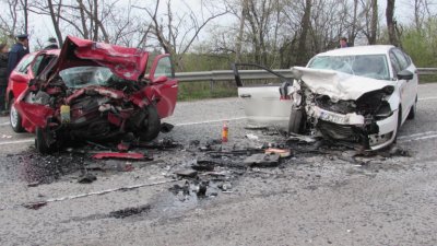 Две жертви и един тежко пострадал при катастрофа на пътя