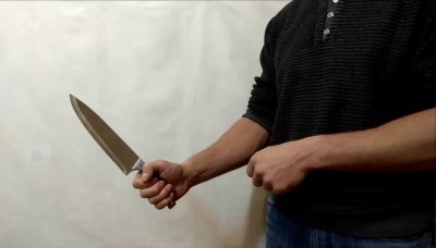 Мъж от Велинград вади нож на полицаи