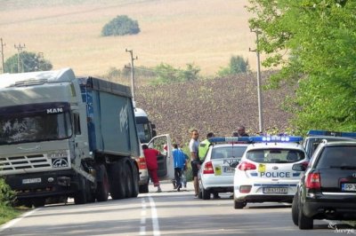 Челен удар между тир и цистерна затвори пътя Бяла Попово Инцидентът