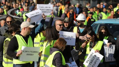 Работници от Пътинженеринг блокираха за един час пътя Русе