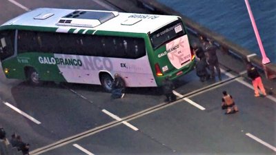 Мъж похити автобус с хора в Бразилия (ВИДЕО)