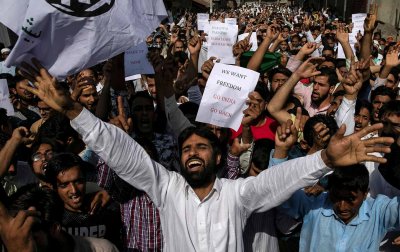 Индия премахва ограниченията в Кашмир до дни