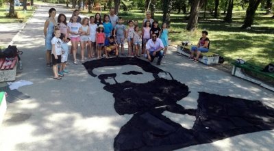 Патриотично - деца направиха образ на Христо Ботев от стари дрехи