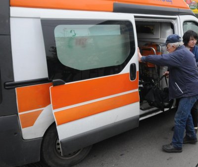 Неправоспособен шофьор блъсна трима пешеходци в хасковско село и избяга