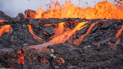 Вулкан в Исландия изнесе впечатляващо шоу изхвърляйки кипяща лава от пукнатина в