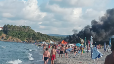 Голям пожар на плажа в Китен, изгоря бар (Видео)