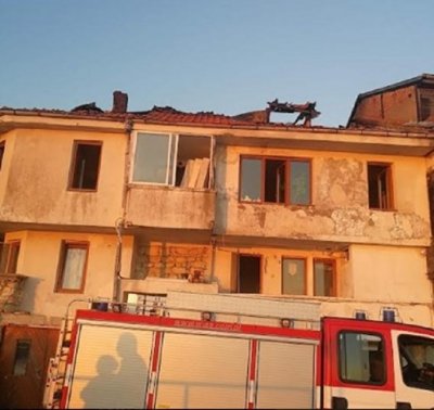 Бургаските огнеборци потушиха пожар в Стария Несебър казаха от местната