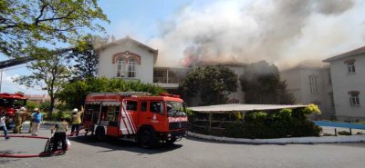 Пожар бушува в болница в Истанбул