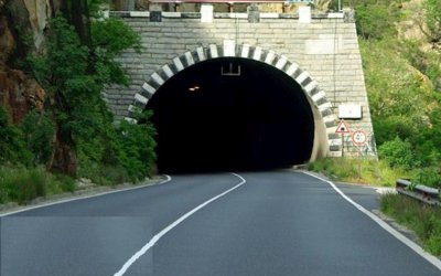 Водачите да се движат с повишено внимание в тунел Кривия
