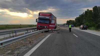 Тир катастрофира на автомагистрала Тракия на км 95 в посока