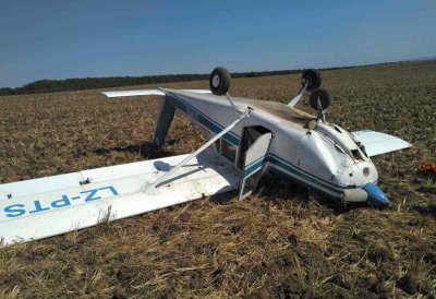 Еднопилотен самолет се е разбил преди минути в землището между