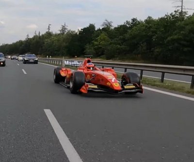 Болид на Ferrari се качи на магистрала в Чехия (ВИДЕО)