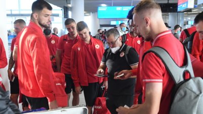Изнервено: ЦСКА виси час в самолета на летището в Дъблин