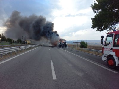 Запалилият се автобус който изгоря като факла и затвори АМ