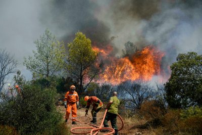 Над хиляда огнеборци се борят с пожар във Франция