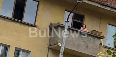 18+ Врачанка заголи тлъсти ц*ци на балкона