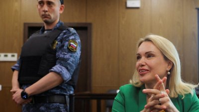 На руската журналистка Марина Овсянникова добила популярност с това че критикува офанзивата