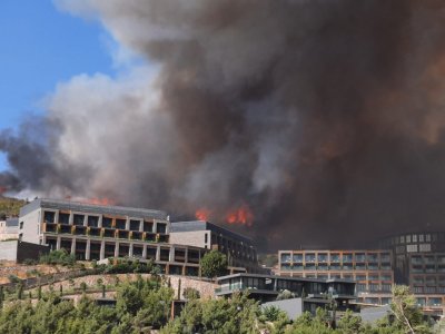 Голям пожар се разрази на територията на луксозен хотел в Манавгат окръг