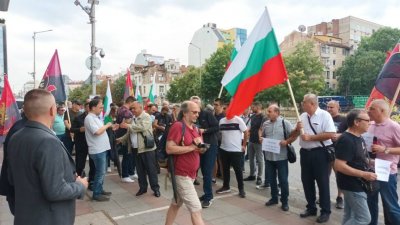 ВМРО на протест пред „Лукойл“