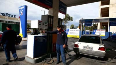 Въпреки проверките в Гърция продължават да продават разреден бензин Търговците
