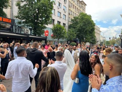 Шумна ромска сватба втрещи централната улица Витошка в столицата посред